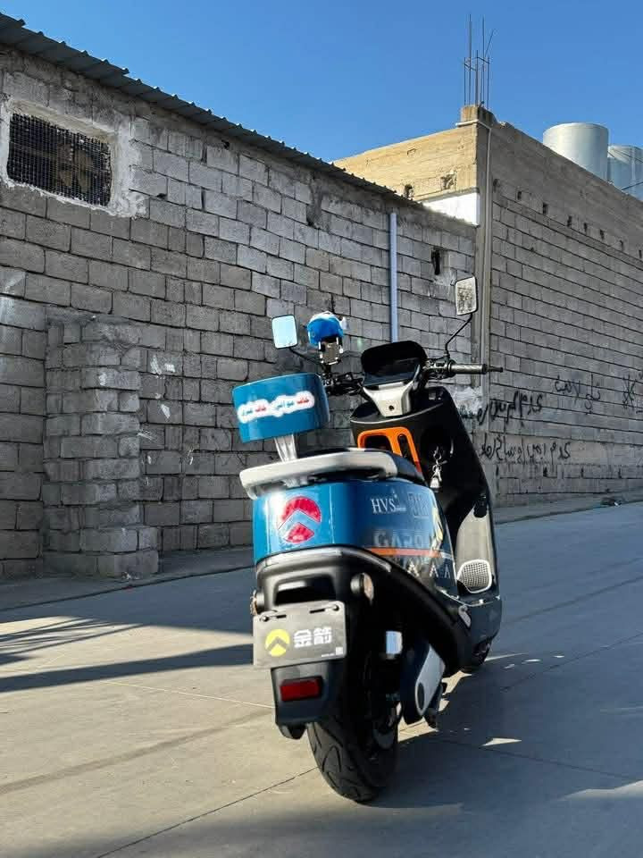 ‏سلام عليكم ورحمة الله وبركاته
‏دراجة شحن للبيع
لون مميز 💙 
6 بطاريات                                                                                 🔋 
‏2500 ملف 
                                                                                  ‏مواصفات 🕹️
‏بريك هيدروليك ⚙️
‏يرجع بك➡️ 
‏إشعارات رباعية ⚠️
‏إشارات يمين ويسار↔️ 
‏مثبت السرعة🔱 
‏3 نمر 
‏تشغيل عن بعد💡 
 مغلف PPF🛡️
   🛠️
‏ نظافة80% بس بيه سكليتر مبدل اصلي
                                                                                            سعر💰
950💸
بي مجال بسيط
رقم ☎️ ***********
عنوان طوز خورماتو يم زين عابدين ماطور
