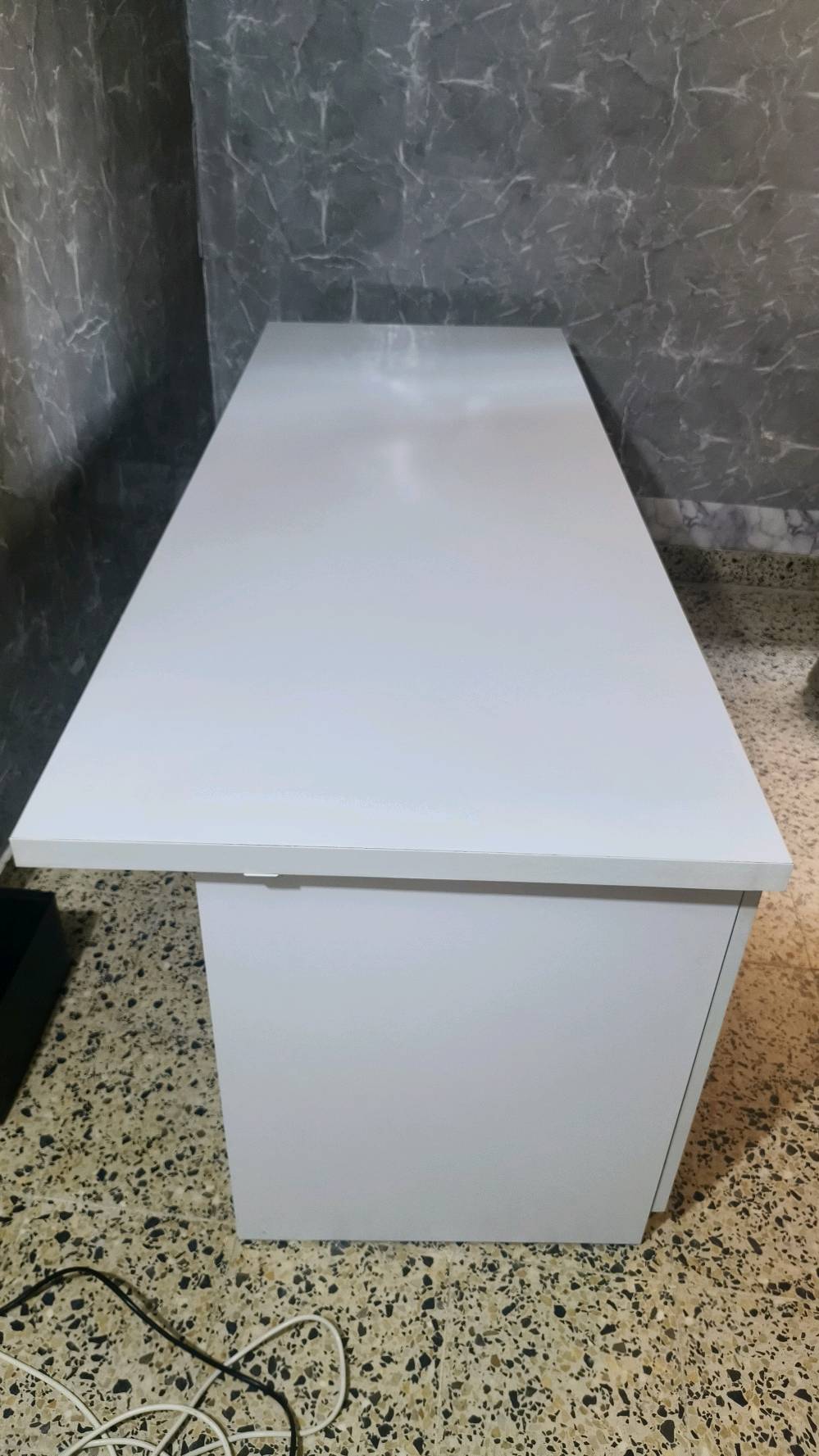 طاوله العرض 190 الطول 75 و الارتفاع ايضا 75 مع ثلاث جرارات ( خانات ) من اليمين و باب لخانه كبيره من اليسار السعر325 الف
