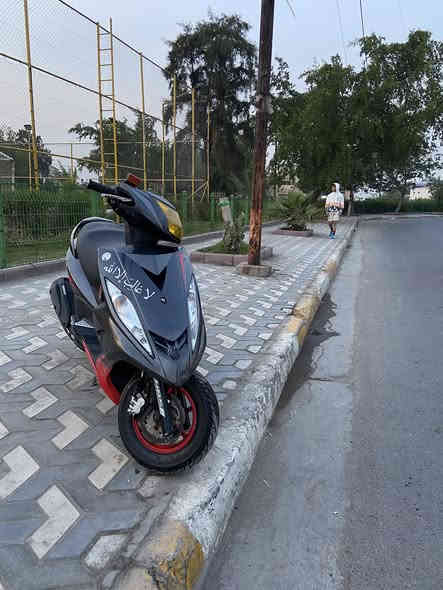 السلام عليكم 

كفاله عامه 

كلج امامي رياضي الدراجه مفتوح سرعتها مو قافله 

ستان صفح نيكل اصلي 
يدات بريك اصلي 
قطرة اكسل 
ستيلات مال گاعيه 
***********
