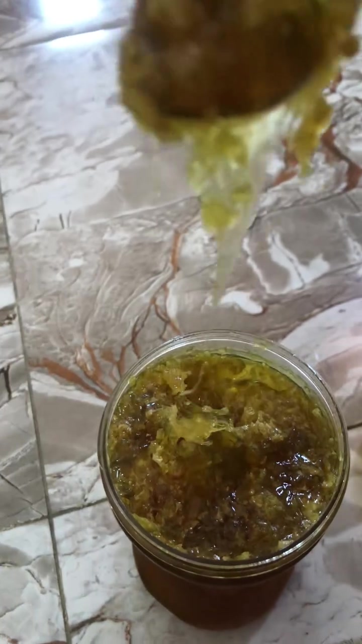 السلام عليكم يوجد عسل 🍯 طبيعي درجة اولة سعر الكيلو 35وموجود توصيل للباب البيت 🏠 رقم واتساب ***********
