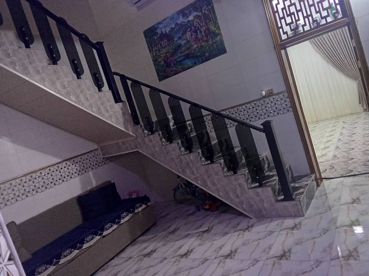 سلام عليكم لدينا بيت وحديقه مساحه 400متر البيت يحتوي 3غرف نوم صاله  داخليه و خارجيه استقبال الاستفسار ***********
