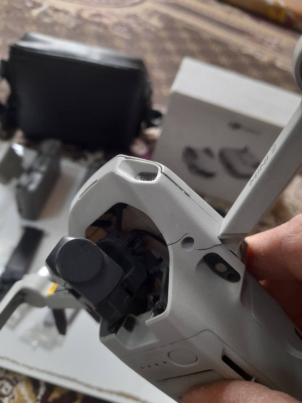 السلام عليكم//كما موظح بالصور درون ميني تو بيها ظرر بالكمبل القاعدة مكسورة وبيها قليل من الكسور بس شغالة وكاملة وطير حسب الأصول


**إذا كنت صاحب هذا الإعلان وتريد حذفه لأي سبب، رجاءا أرسل رسالة إلى الدعم الفني**