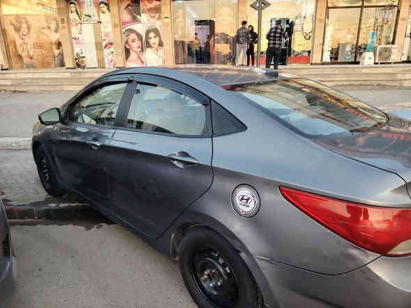 اكسنت موديل 2016 أمريكي 
للبيع محرك جي دي اي 
سياره باسمي رقمها بابل مشروع وطني 
هزة جديدة
كير مكفول ومحرك مكفول 
تبريد 
تخم تايرات جديد 
باتري جديد
حداديه نظيفه لايتات زنون 
ضررها التكمه اليمنه الاماميه   
وبيها مكانات صبغ ابيع حزام 
السعر 80 وبيها مجال
للاتصال👇
***********
العنوان بغداد الدورة ابودشير
