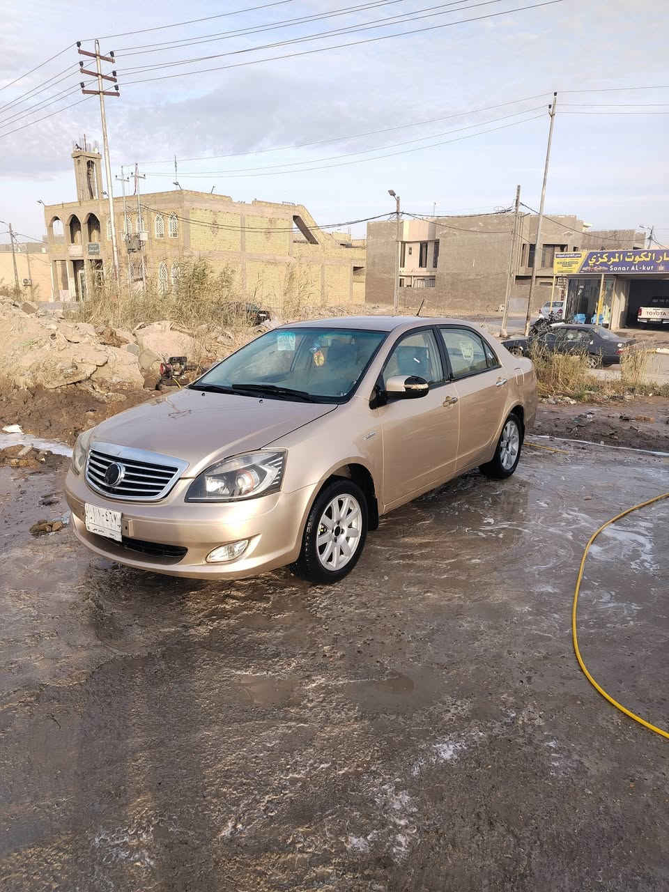 سلام عليكم ورحمة الله وبركاته جيلي موبل موديل ١٣ رقمه واسط سياره بيه خيط بخار مصبوغه حزام تبريد يشتغل دخم دايرات مراوس حسب قناعه تفاصيل عله لرقم ***********
