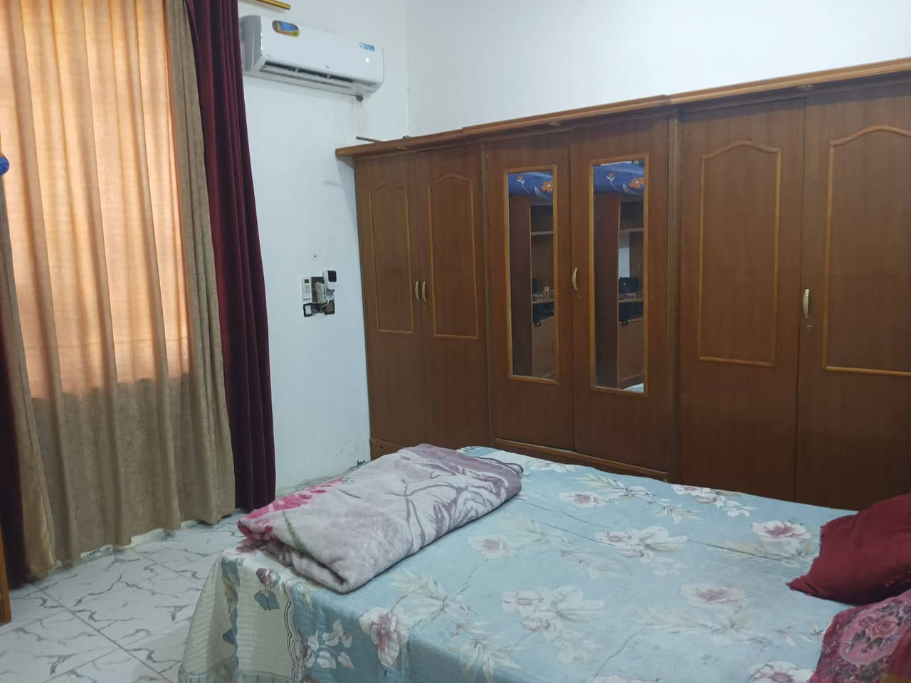 السلام عليكم بيت مساحه 300متر قرب مدرسة الحشد المبارك الاهليه
يحتوي علئ غرفتين نوم 4*5
وصاله 5*8
ومخزن
وصحيات داخليه وخارجيه
واستقبال 4*10 
بناء حديث 2025

الرقم هاتف الاستفسار أكثر:***********
يوجد واتساب أيضا علئ نفس رقم مذكور اعلئ
