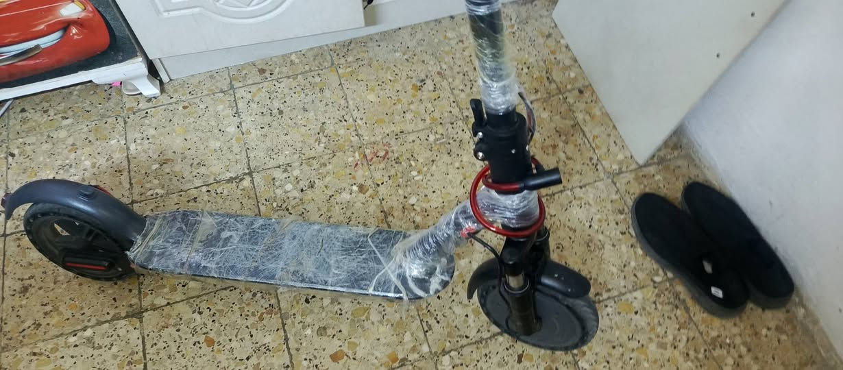 سكوتر شاومي للبيع السكوتر نضيف جدا ومابي اي عطل ابو الدبلات العالي يصير اسرع هم سرعته 35 حقيقي بعده بل جيس البطاريه جديده مشحون مرتين نضيف استعمال جدا قليل للاستفسار واتساب خاص ***********
