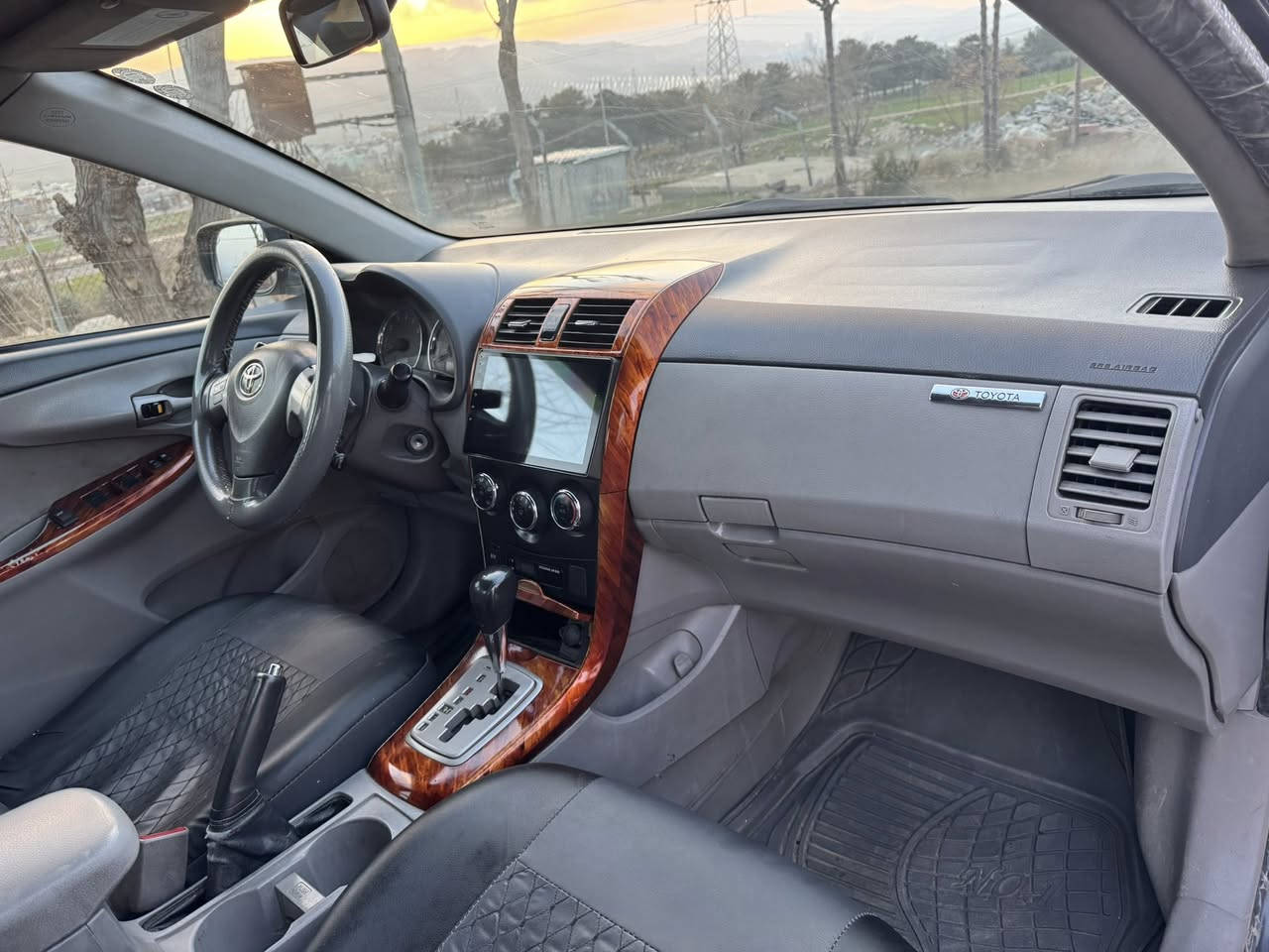 توێتا کرۆلا ٢٠١٠ مواسەفات ئەمریکی 
بێ بۆیاخ 
سەنەوی تا ٢٠٢٩ تازەیە
تەقەو ڕەقە گێر مەکینە ساردی گەرمی بە شەرت 
ناوفۆڕمیکا
کامێرەو شاشە 
هەمووگیانی بە شەرت تایە لۆکە 
بەناوی خۆمەوەیە 
سێ ساڵە لای خۆمە ماڵی دۆستە 
سعری ١١٠ گەلا 
***********
