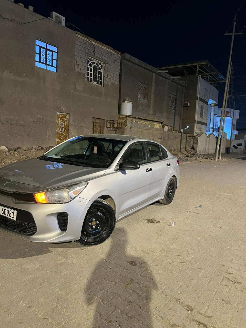 كيا ريو (Kia Rio) موديل 2018.
المواصفات: مواصفات عمية (ستاندرد)، سويتش، تحكم ستيرن، حاكية، شاشة صغيرة، تبريد ثلج وجاهزية تامة.
 الحادث والضرر: وارد أمريكي، الحادث بنيد فقط (مصلح) 
بدون أي دواخل، الإيرباغات كلها سليمة (سيستم شركة).
 المحرك والجير: المحرك والجير بحالة ممتازة، صدر وجاهزية 100%، السيارة ما تحتاج أي مصروف.
 
السعر المطلوب: 105$ (دفتر و5ورقات) وبيه مجال بسيط للشراي الطيب.
الموقع: البصرة - أبو الخصيب.
للتواصل والاستفسار: [***********]
