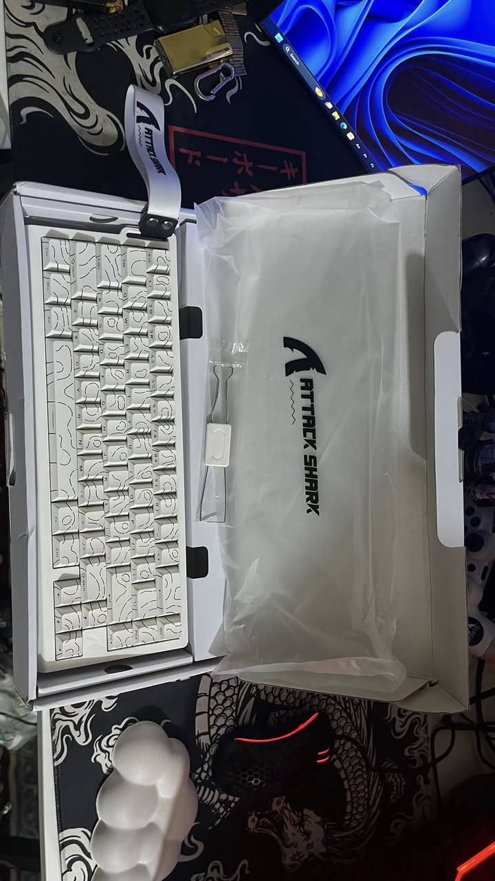 كيبوردattack shark X68HE
قطعة نظيفة جداً استخدام شهر 
كامل ملحقاته 
السعر 60 
***********
