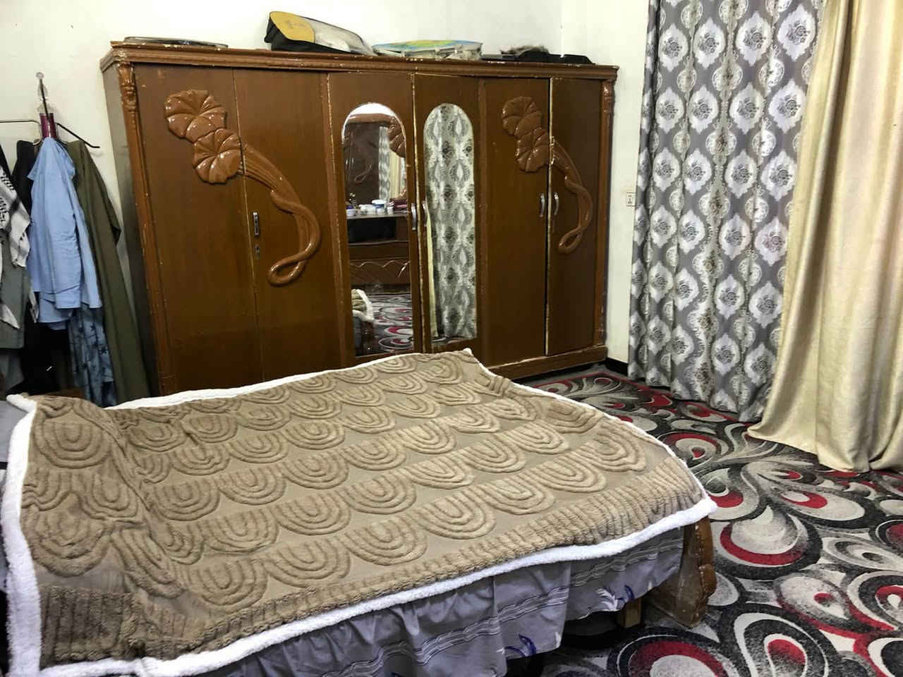 دار للبيع مع مشتمل السعر 160 زراعي ضمن عقود 25 

الدار يحتوي ع 2 غرفة نوم وصالة جبيرة ومطبخ واستقبال كبير+ حمام ضيوف 
و سويت حمامات خاص بالدار 
والمشتمل : 
يحتوي ع غرفة نوم وصالة من ضمنها المطبخ وسويت حمامات المساحة 600 متر بغداد جسر ديالى مابين الكرغولية والقرية النفطية
🛑ملاحظه البيت مع الاثاث كامل ينباع 
واتساب فقط ***********
