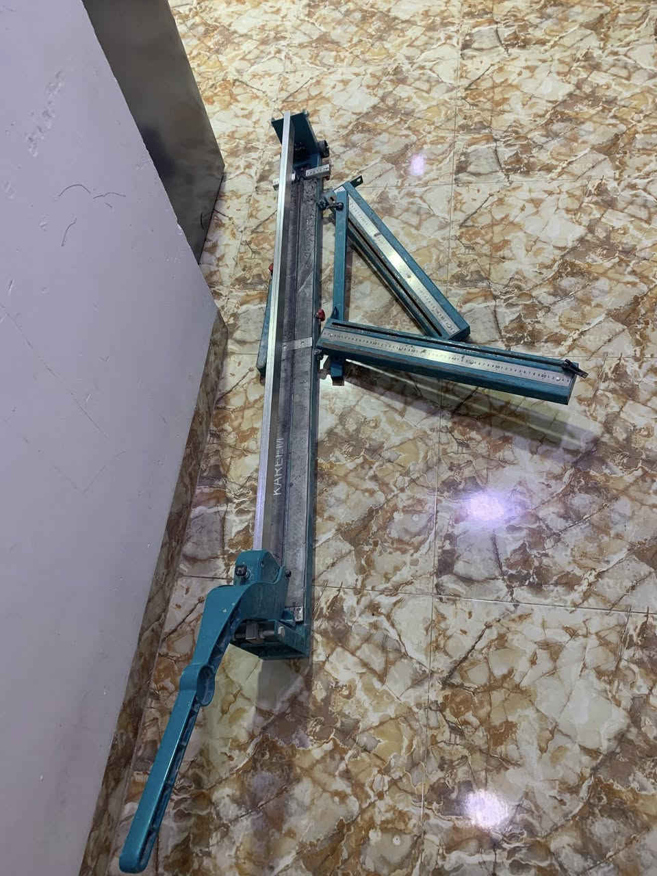 قاطعه سيراميك للبيع 
سعر ١٥٠ ومجال 
النضافه بلصوره 
الرقم ***********
الواتساب ***********
