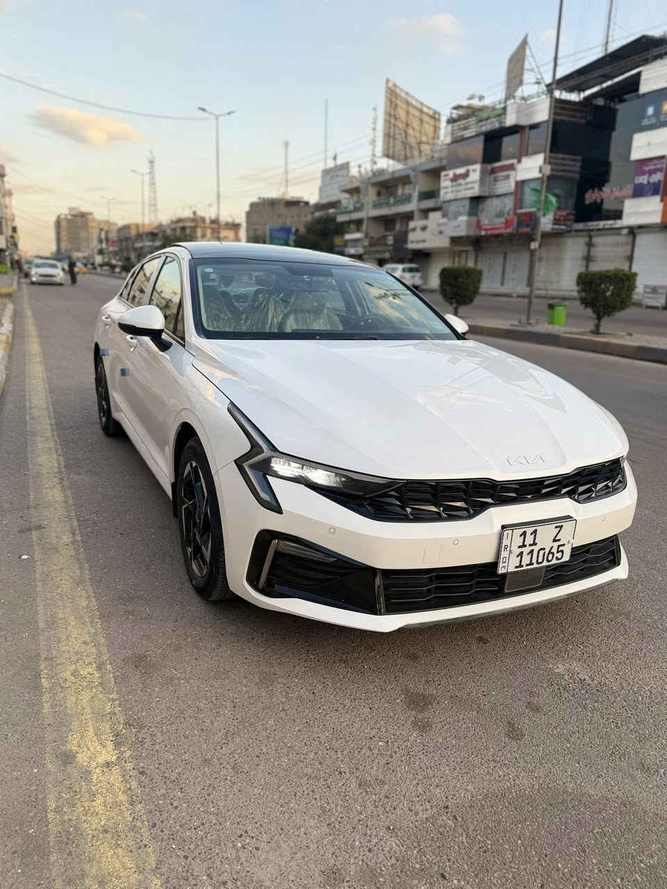 كيا كي فايف K5  
ضمان شركة المجموعه الدولية 
2025
مستخدم عداد 4000 Km
رقم بغداد مثبت لوحات 
مواصفات فول 1/1 
مكينه 2.5 
بانوراما 
بصمه تشغيل 
تشغيل عن بعد 
حساس امامي 
حساس خلفي 
مري كهرباء 
داخل ابيض  
مقاعد جلد 
تبريد قطعتين 
شاشة كبيره
كامره خلفيه 
مقاعد الاماميه كهرباء 
شاحن موبايل 
بك لايت خلفي LED
اريل نفكيتر 

‏‎العنوان بغداد كرادة 
***********
