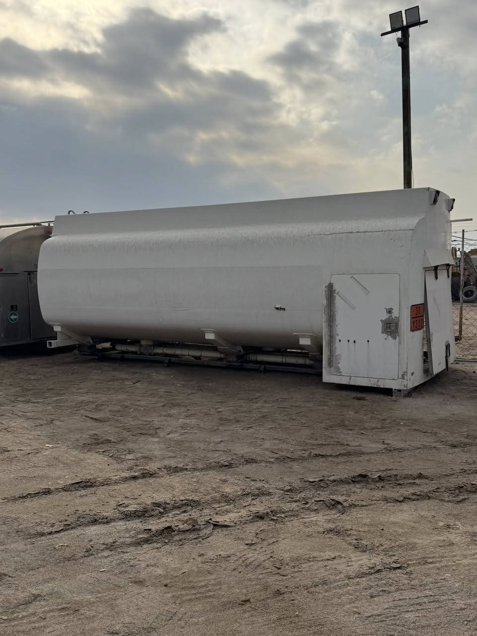 تانكي استيل طول 6وربع 20طن السعر 130 ورقه    قفل تانكي فافون طول 6متر 17طن 90ورقه قفل بصره الزبير معرض قلعه اربيل باداره حجي عباس الساعدي***********
