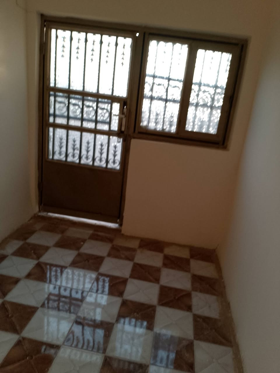 دار سكن طابقين عكاده مساحته 100خلف العلوي جوه غرفه صاله استقبال ومطبخ وصحيات وفوك  غرفه للاستفسار مكتب ياسين للعقار *********** السعر 63البيت جاهز للسكن وفارغ واجهه 5في 20
