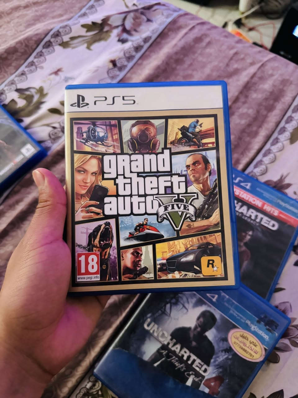 السلام عليكم بلي 5 مستعمل بس قليل ونضيف الجهاز كلش  ***********
1 بلي 5 
2جوستك اضافي هوة وكارتونته ما مستعل 
3 يوبي اس 1500 هوة وكارتونته بعده جديد 
4قاعدة مال تبريد + وشحن جوستكات + حامل الأقراص 
5 وخمس اقراص جدد 
 السعر 850 وبي مجال قليل الي ما يعجبه السعر يكلب المنشور 
وتوصيل بعذ الأتفاق
