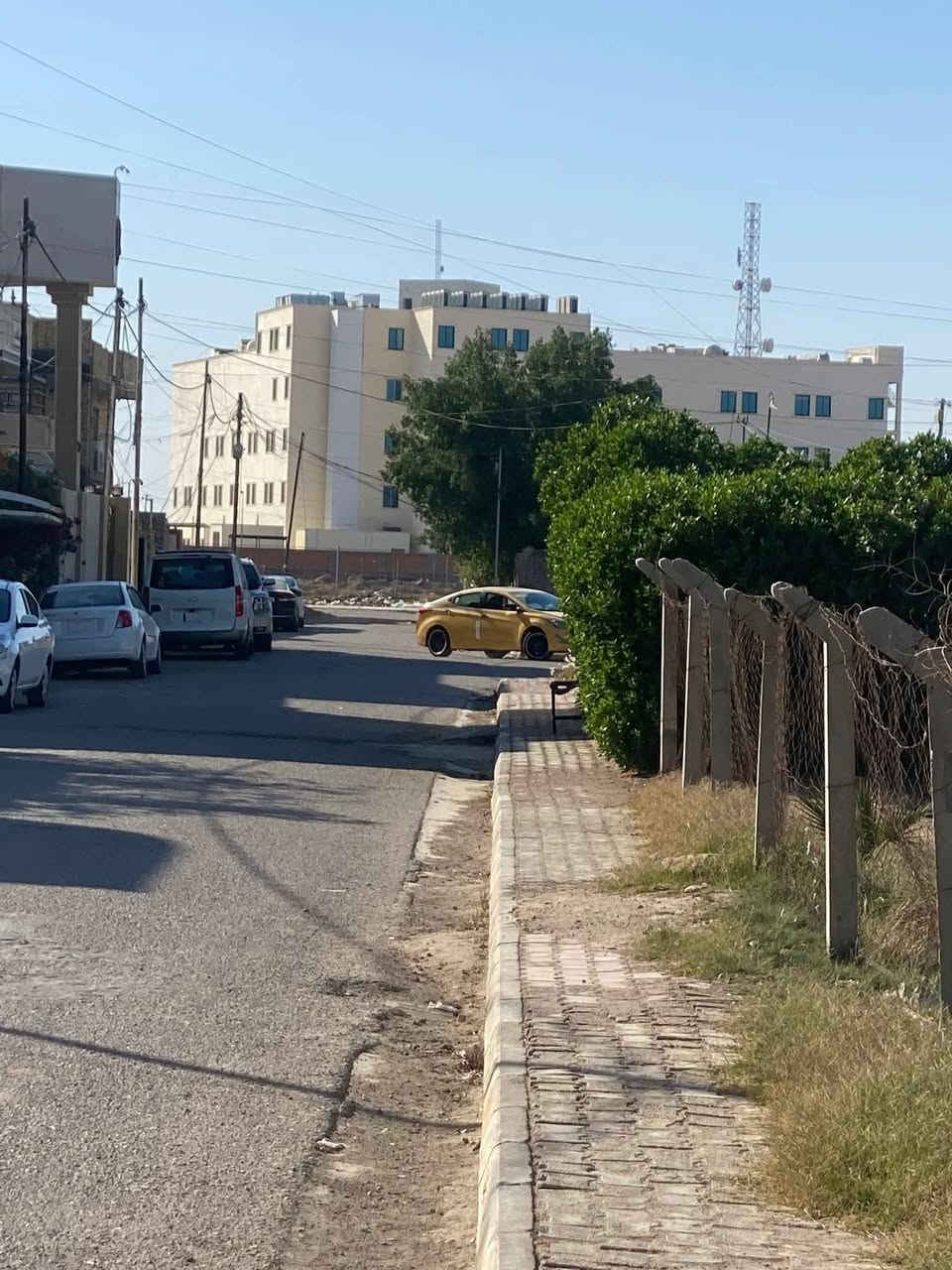 🏡عقار مميز للبيع في الكوت – حي الخليج 🏠مقابل مديريةالمرور
📍 الموقع:
 • الكوت / حي الخليج  – قرب مستشفى الاستثماري -خلف  الهايبرماركت
 🏡🏡•  مساحة خضراء.🏡🏡 امام العقار 
🔹 مواصفات العقار
 • المساحة 117م
 • الواجهة: 6 م
 • النزال: 19ونص م
ملاحظه :- مشتمل  للسكن ((في الوقت الحاظر ساكنين بي)) 
اوللتفليش 
✨ المزايا الإضافية:
✅  وموقع استراتيجي
✅ واجهتان تطلان على شارع رئيسي 
✅ مساحة خضراء أمام العقار توفر بيئة هادئة وإطلالة جميلة
✅ مناسب للسكن أو التفليش
📞 للاستفسار ع السعر 180 او اي تفاصيل اخر :
يرجى الاتصال على***********
