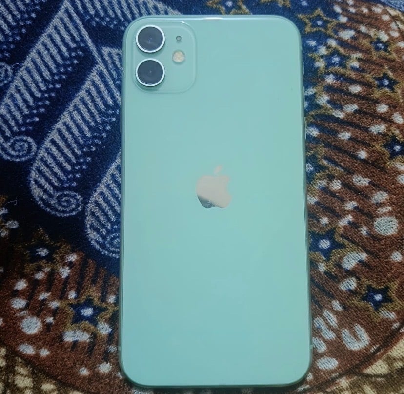 ايفون ١١ عادي 
ذاكره ٢٥٦ 
بطاريه ٧٧ فحصتهه ع الحاسبه 82 بلادي 
ممستبدل شاشه فقط وبيه هذا الخط الي ع اليمين بس 
فيس ايدي شغال كله شغال 
لون مميز 
ضهر بلادي 
جهاز راقي وكلش نضيف 
السعر ٢٥٠ الف 

للتواصل واتساب 
***********