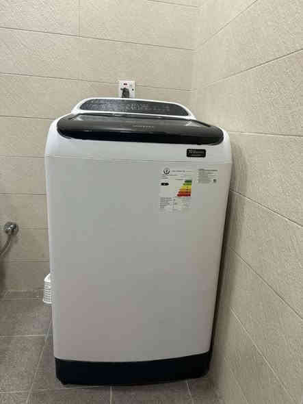 غسالة سامسونج حجم ١٥ كيلو  سعرها ٢٥٠ قفل نظيفة مستعملة قليل مكاني كرادة ***********
