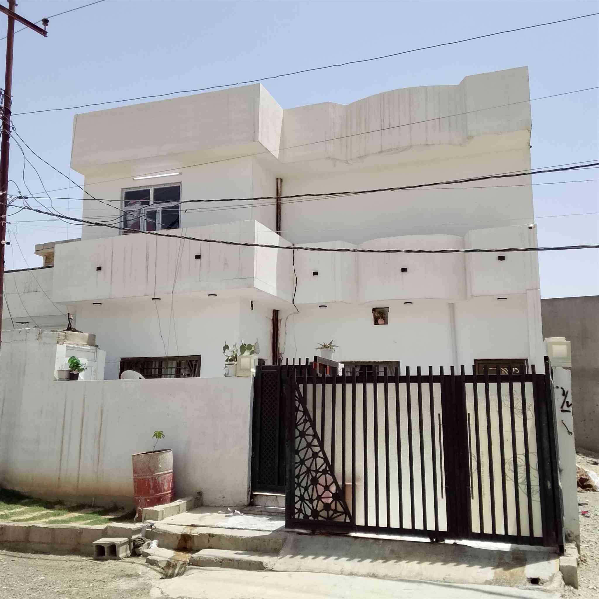 السلام عليكم بيت للبيع طابقين المساحه 150متر فول بناء حديث فول سيراميك فول سقف ثانوي فول البيض اربعه غرف نوم البيت جاهز خدمات كهرباء وماي قرب الشارع سايدين كوباني السعر75 بيها مجال للطيبين 
***********///***********
