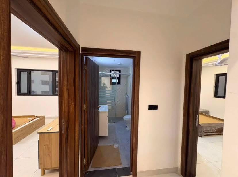🏢 شقة فاخرة للإيجار بالكامل - تأثيث راقي وجديد (لم تُستخدم من قبل) ✨
📍 الموقع:بغداد - شارع مطار المثنى - مجمع دار السلام السكني (على الشارع الرئيسي للمجمع وشارع مطار المثنى).
📐 تفاصيل الشقة:
 البناية: BA2 - الطابق عالي.
 المساحة:205 متر مربع.
 التصميم الداخلي
   * 3 غرف نوم.
   * 3 حمامات.
   * مطبخ مفتوح على الصالة.
   * غرفة استقبال وطعام.
 الخدمات:كراج تحت الأرض + كراج أمام بناية الشقة (فوق الأرض).
✨ مميزات الموقع الاستراتيجي:
تتميز الشقة بموقعها القريب من أهم المراكز الحيوية في العاصمة:
 * 🏛️ مجاور لجامعة آشور الأهلية.
 * 🌳 5 دقائق عن متنزه الزوراء.
 * 🚊 5 دقائق عن محطة القطار العالمية وكراج العلاوي المركزي.
 * 🏛️ 7 دقائق عن معرض بغداد الدولي.
 * 🛍️ 10 دقائق عن المنصور - مول المنصور.
 * 🕌 10 دقائق عن الكاظمية (كورنيش الكاظمية).
 * 🌊 10 دقائق عن الأعظمية (كورنيش الأعظمية).
 * 🛒 15 دقيقة عن مول العراق.
 * 🏙️ 15 دقيقة عن الكرادة.
 * ✈️ 30 دقيقة عن مطار بغداد الدولي.
📞 للاستفسار والتواصل:
للمزيد من المعلومات أو لتنسيق موعد للمعاينة، يرجى الاتصال أو التواصل عبر الواتساب على الرقم التالي:
***********

