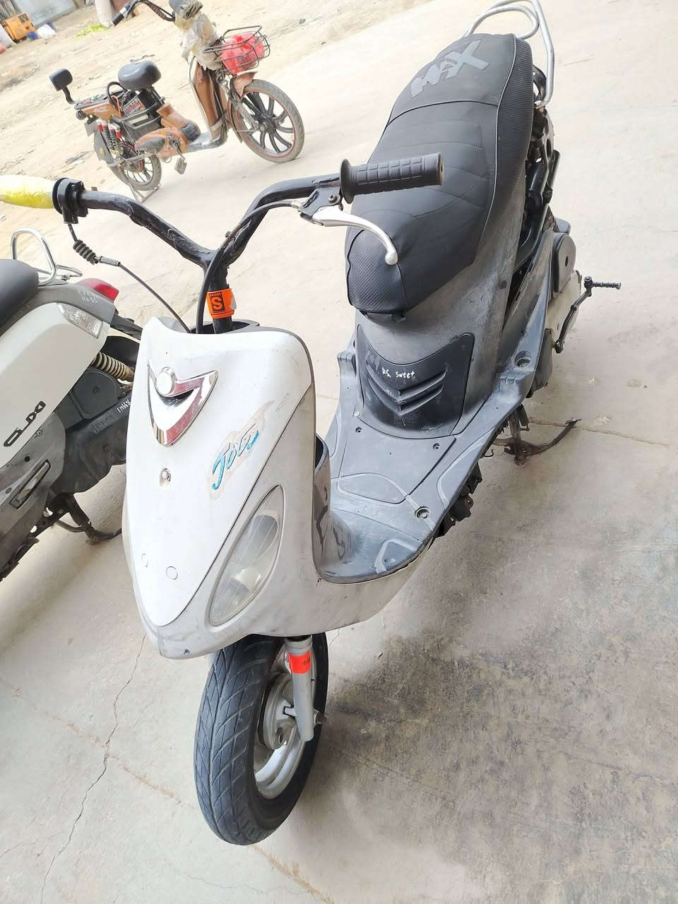 سلام عليكم دراجه للبيع او مراوس فراشه نضيفه مامفتوحه
للبيع سعر خاص او مراوس تعال خاص وهاذه رقمي بي وتساب ***********
