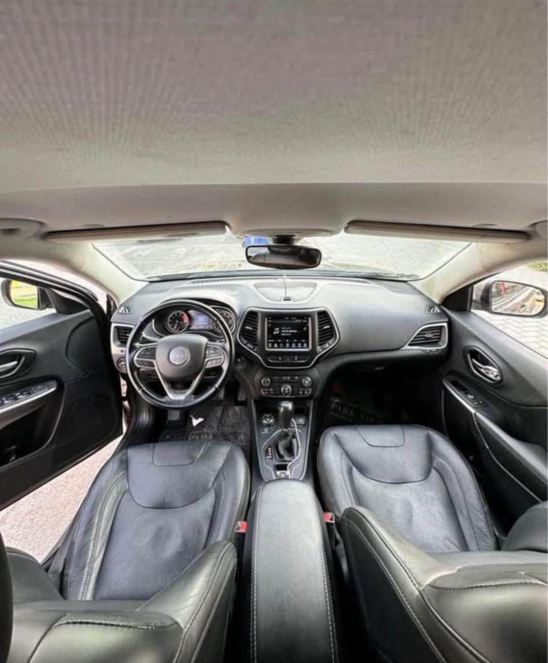 کوردی و عەرەبی:

### 🚙 **بۆ فرۆشتن: جێپ چێرۆکی مۆدێل 2021**
**بزوێنەر:** 3.2 لیتر | **6 پستۆن (V6)**
🌟 **تایبەتمەندییەکان (مواسەفات):**
 * **کارپێکردن:** پەنجەمۆر (بەسمە) + شەغال (کارپێکردن لە دوورەوە).
 * **کوشنەکان:** جڵد، کۆنترۆڵی کارەبایی + هیتەر.
 * **لێخوڕین:** سوکان هیتەر + شاشە گەورە.
 * **سیستەمی لێخوڕین:** دەبڵ ئەکسل (4x4) مۆدی (بەفر، قوڕ، سپۆرت).
 * **ڕووناکی:** لایت زینۆن.
 * **سەلامەتی:**
   * ڕاداری ئاوێنە (خاڵی کوێر).
   * ڕاداری هێڵی جادە.
   * سیستەمی ئۆتۆ ستۆپ.
   * برێک بەسمە.
 * **فێنککەرەوە:** تەبرید مەرکەزی.
🛠️ **باری ئۆتۆمبێلەکە:**
 * **بۆیاخ:** تەنها دوو دەرگا و چامڵغێک بۆیاخە.
 * **گێڕ و مەکینە:** بە شەرتن، هیچ کێشەیەکی تێدا نییە و ماڵی دۆستە.
 * **تابلۆ:** ڕەقەم هەولێرە.
💰 **نرخ و پەیوەندیکردن:**
 * **نرخ:** 155 وەرەقە (15,500 دۆلار) - **مەجالی تێدایە بۆ کڕیار**.
 * **ژمارەی مۆبایل:** *************** 📞
====================================
### 🚙 **للبيع: جيب شيروكي موديل 2021** (بالعربي)
**المحرك:** 3.2 لتر | **6 سلندر (V6)**
🌟 **المواصفات:**
 * **التشغيل:** بصمة تشغيل + تشغيل عن بُعد (شغال).
 * **المقاعد:** كشنات جلد، تحكم كهربائي مع نظام تدفئة (هيتر).
 * **القيادة:** تدفئة ستيرن + شاشة كبيرة.
 * **نظام الدفع:** دبل أكسل (4x4) مع أنظمة قيادة متعددة (ثلج، طين، وسبورت).
 * **الإضاءة:** لايتات أمامية زينون.
 * **الأمان والمساعدة:**
   * رادار بالمرايا الجانبية (نقطة عمياء).
   * رادار تحديد المسار.
   * نظام التوقف التلقائي (أوتو ستوب).
   * بريك بصمة (إلكتروني).
 * **التكييف:** تبريد مركزي ثلج.
🛠️ **حالة السيارة:**
 * **الصبغ (الضرر):** بيها صبغ بابين وجاملغ فقط.
 * **الكير والمحرك:** مكفولات (بشرط الفحص).
 * **الرقم:** رقم أربيل.
 * **ملاحظة:** السيارة جاهزة وما بيها أي نقص أو مشكلة، دكة سلف.
💰 **السعر والتواصل:**
 * **السعر:** 155 ورقة (15,500 دولار) - **وبيها مجال للشراي**.
 * **رقم الهاتف:** *************** 📞 أربيل, العراق
