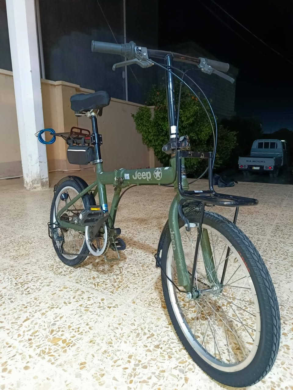 للبيع بايسكل jeep .باله حجم 20 .لون زيتوني .نضيف ومرتب مثل ما موضح بالصوّر كلشي مايعوزه .لشه نضيفه .صبغ بلادي تواير مبدله جديده .وياله عدله .بريكات شغاله .مكينه شيمانو ٦ نمر شغاله .للبيع ويا الجنطه مال عده الي بالسوبايه الخلفيه. جنطه كامله من (بمب ,ودرنفيسات ,والنكيات ,ولقم, وسبانات ثنين, ومفتاح مال تاير ,ورگع مال بنچر ) .اذا ويا الجنطه والقفل ب ١٢٥ قفل. وبدون الجنطه والقفل ب ١٢٠ وبي مجال قليل للشراي  .الشراي يجي خاص او يخابرني ***********  ( من رخصة الادمن )
