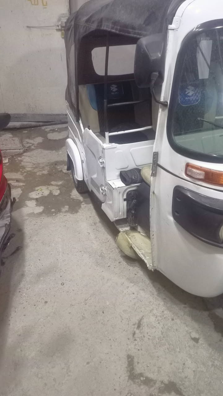 اوراق اوراق اصوليه شرط رقم مديل ٢١ بيه ضربه بصفحه ومعمره بيها مكينه تشك الكاع مكاني بغداد سبع قصور سعرها ٥٤٠٠ وبيها مجال قليل ***********
