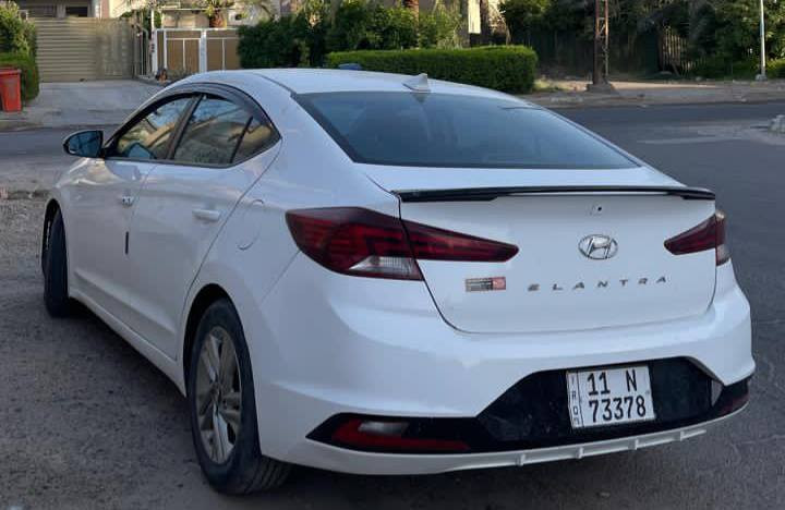 النترا موديل 2019 وارد كندي
 فول مواصفات بصمة وشاشة جبيرة
 وفتحة وكشنات والستيرن تدفئة 
ماشية 109 كيلو محركهة 2000 والكير at 
السيارة شادلهة عازل حراري كل الجامات 
رقم بغداد ب اسمي قبل شهر مجدد السنوية 
حادثهة خفيف كلش ممبدل بيهة ولا قطعة فقط البنيد بارد ويحتاجلة صبغ بي فابلون حاليآ يعني ممبدل وهنا باب العكس السايق يحتالهة بارد ومبينة بالصور وبيهة ايرباك ستيرن فقط

رقم صاحب سيارة ***********
بس ضيفلي عليهة اخر شي بيع او مراوس حسب القناعة
