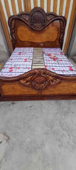 السلام عليكم تاج تركي والكشنات نجار شغل عراقي سعره 50 الف وبيه مجال للاتصال رقم  ***********
