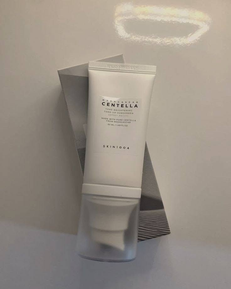 واقي الشمس الكوري من سنتيلا 😚 SKIN1004 Madagascar Centella Tone Brightening Tone-Up Sunscreen (SPF 50+) 🫶🏻💗💗
واقي شمس هجين يوفر حماية فائقة، ويوحد لون البشرة فورياً بلمسة خوخية خفيفة بخلاصة السنتيلا (للتهدئة)، والنياسيناميد مع حمض الترانيكساميك (للتفتيح وعلاج التصبغات) المميزات: قوام كريمي سريع الامتصاص، لا يترك طبقة بيضاء، ويرطب البشرة بعمق .
يستخدم قبل الخروج بنصف ساعة ويكرر كل ساعتين .
يناسب جميع انواع البشرة الحجم 50ml

يتوفر توصيل لجميع محافظات العراق 💜
#العراق #اكسبلور #صور #محافظات #كوزمتك #مجتمعات


**إذا كنت صاحب هذا الإعلان وتريد حذفه لأي سبب، رجاءا أرسل رسالة إلى الدعم الفني**