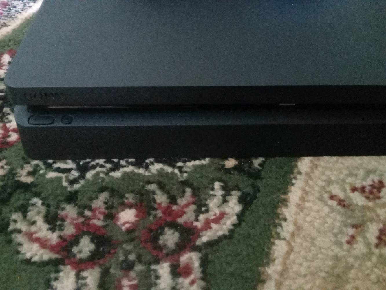 بلاستيشن 4 للبيع نضيف مستعمل قليل بي اثنان أقراص الاولى بيس او فيفا والثاني حرب الموقع بغداد توصيل لايوجد 