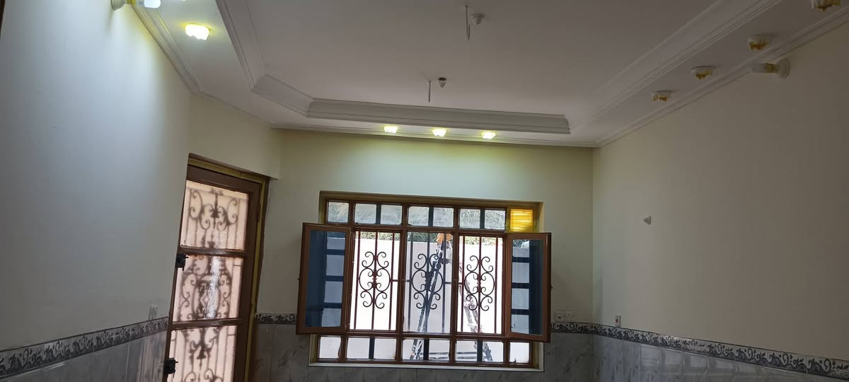 بيت معروض بمنطقة الجمعية -شارع القريشي- قرب مول الحارث
✅ طابقين بناء جديد جدا  / 275,000,000 مليون 🔥
✅مع المجال البسيط

✅الطابق الاول يحتوي ⬅️ طارمة + استقبال +صالة كبيرة وممكن تسوي قاطع تصير غرفة مع صالة + مطبخ بارد كبير + مطبخ حار + صحيات + منور 

✅الطابق الثاني يحتوي ⬅️ غرفتين كبار + صالة + صحيات متكامل 
✅مع بيتونة كبيرة + سطح نظيف جدا 

🛑المنطقة سكنية هدوء وراقية 
 الفرع مقرنص وكامل خدمات والمنطقة اغلبها طابو صرف .

🛑جنس العقار - طابو زراعي سند 25 مع وجود اسمي بلسند 
يعني شغلة اصولية ومظبوطة السعر مقارنة مع المعروض بلمنطقة مناسب 
  للتواصل والاستفسار الاتصال عل الرقم التالي 
*********** _ ***********
