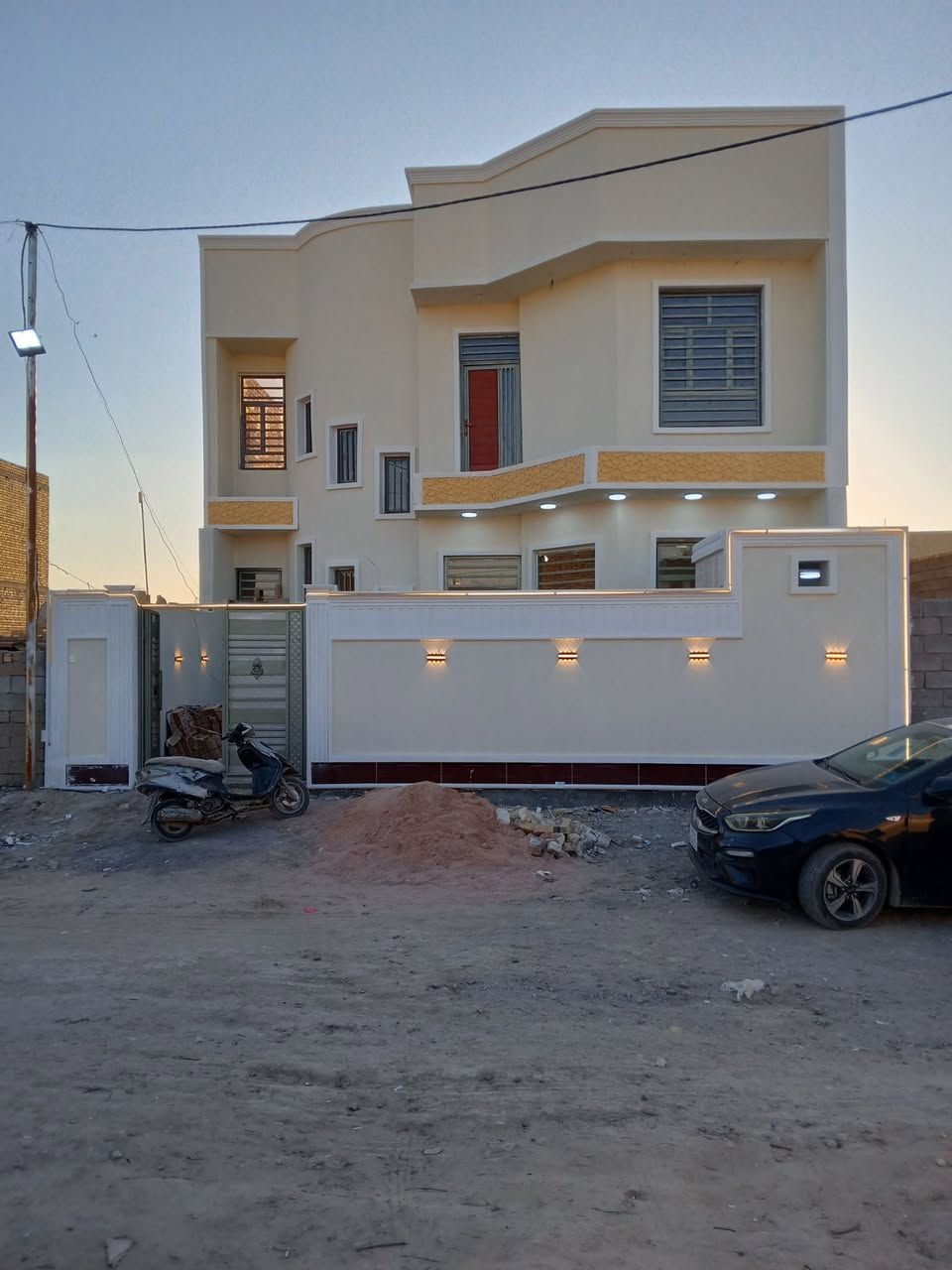 بيت للبيع زراعي مساحه 200متر بناء طابوق درجه أولا طابقين يتكون غرفه نوم اربعه 4 صالتين ومطبخ واستقبال وطارمه وصحيات داخليه وخارجيه المنطقه مخدومه كهرباء مجاري ماء السعر 125 علما مشمول بطابو بي وصل تمليك الناصريه لاسكان الصناعي دور سيد حمزه للستفسار ***********
