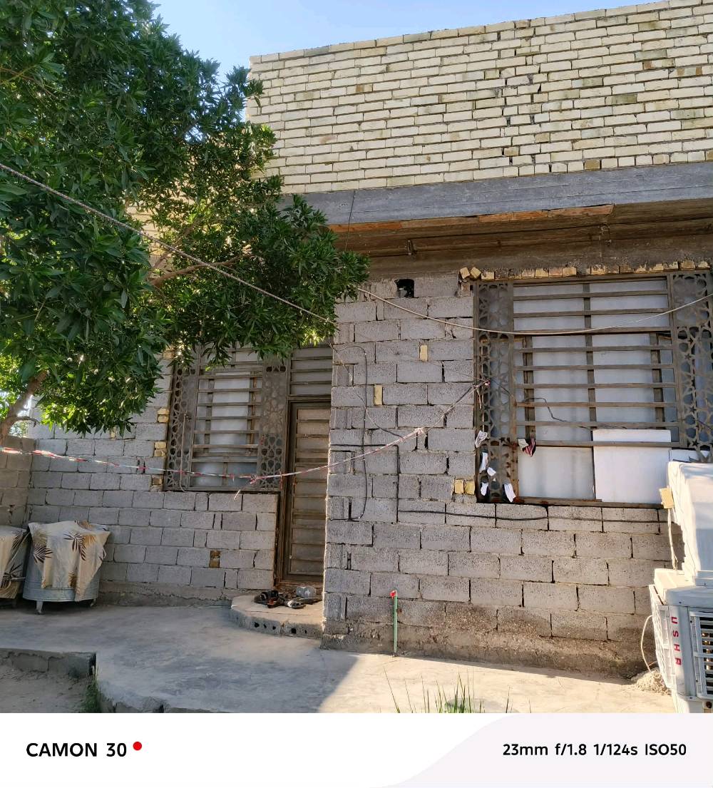 بيت لبيع مساحته ٣٠٠ متر بنيان جديد وصالح الا سكن او حسينيه قريب عن شارع ريسي  يم مدينه زارين  بشارع الحافض  وستفسار على هاذ رقم 0781824088 وبي واساب وسعره مناسب