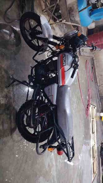 سلام عليكم شباب دراجه موديل 20 أوراق اصولي دراجه نضيفه كلش علا أيدي مرتبها سعرها مليون و50 -الف
