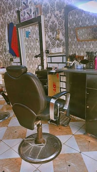 غراض حلاقه كامل للبيع سبلت شغال شرط كراسي حلاقه عدد 2 نضيفات حيل الغرا...