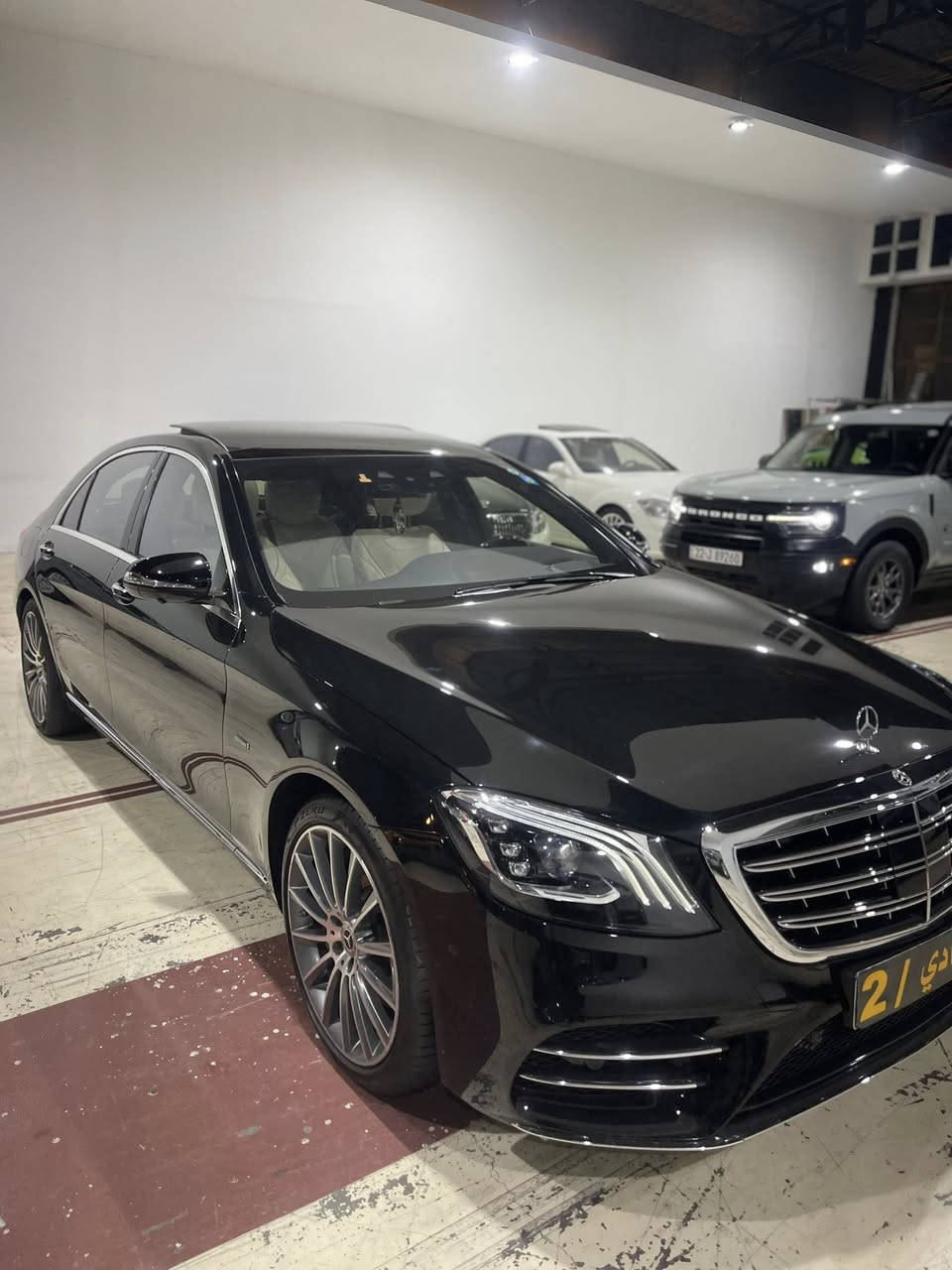 السلام عليكم ورحمة الله وبركاته
للبيع فقط مارسدس S560,4فصوص 
Edition بانزين وشحن 

📌📌2020وارد الماني ضمان 
📌📌عداد المسافه 54000km 
📌📌4فصوص 
📌📌بردات كهرباء 
📌📌داخل بيجي 
📌📌بانورامه 
📌📌لايت 3لدات 
📌📌كشنات تدفئه تبريد 
📌📌رقم بغداد انكليزي تحويل مباشر 
الهاتف *********** عبدالله حسين الكرادي العنوان شركة الكرادي معارض النهضة السعر 465 السونار مرفق مع الصور
