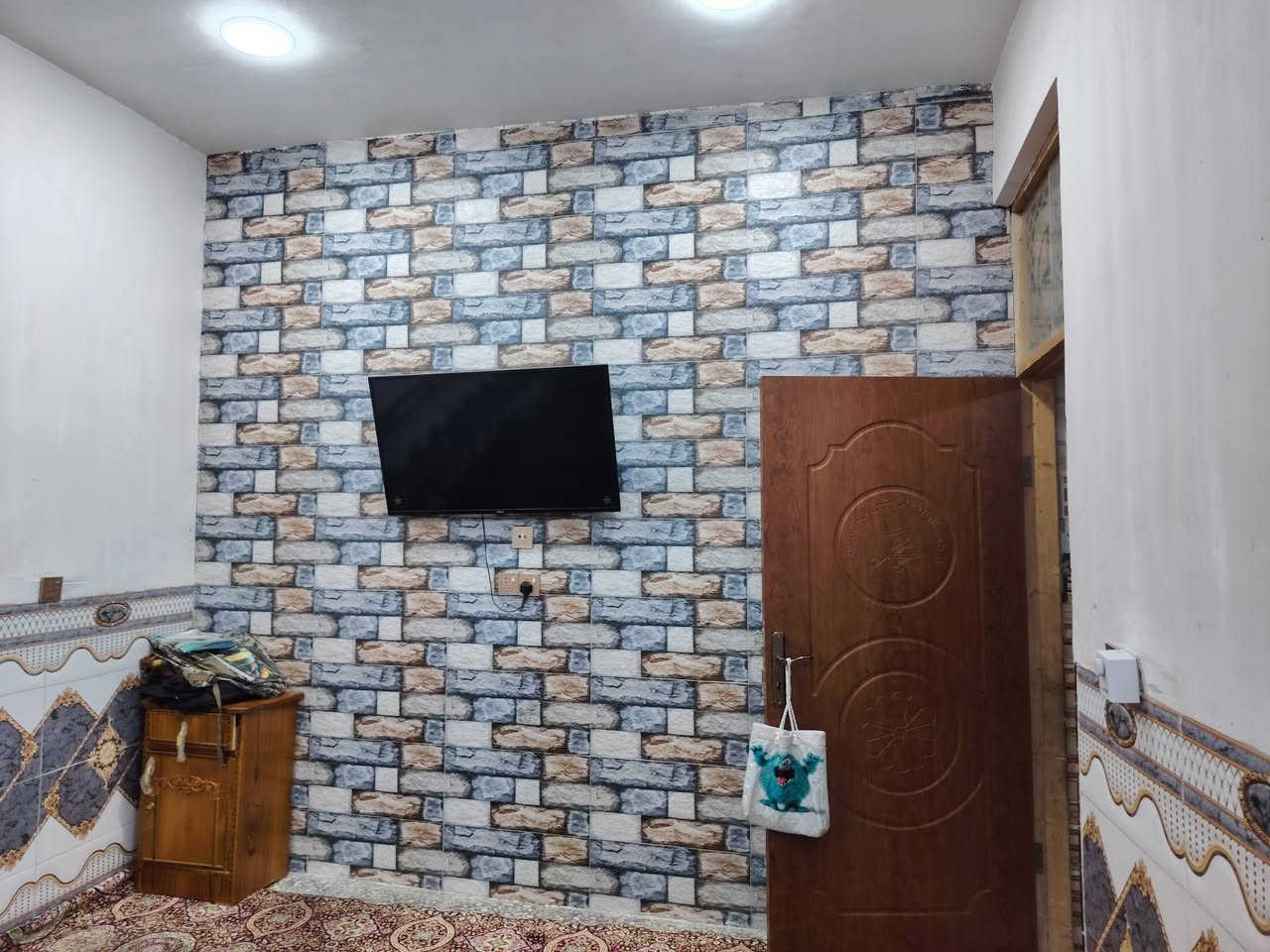 بيت طابق ونص 2مطبك كاشي وسيراميك ٣واجهيه مثل ماموظحه بل صوره المساحه 70متر اليجار المكان الشعب حي الجزائر شارع 40علئ الشارع سايدين ماء ومجاري وكهرباء كامل الخدمات الهاتف ***********
