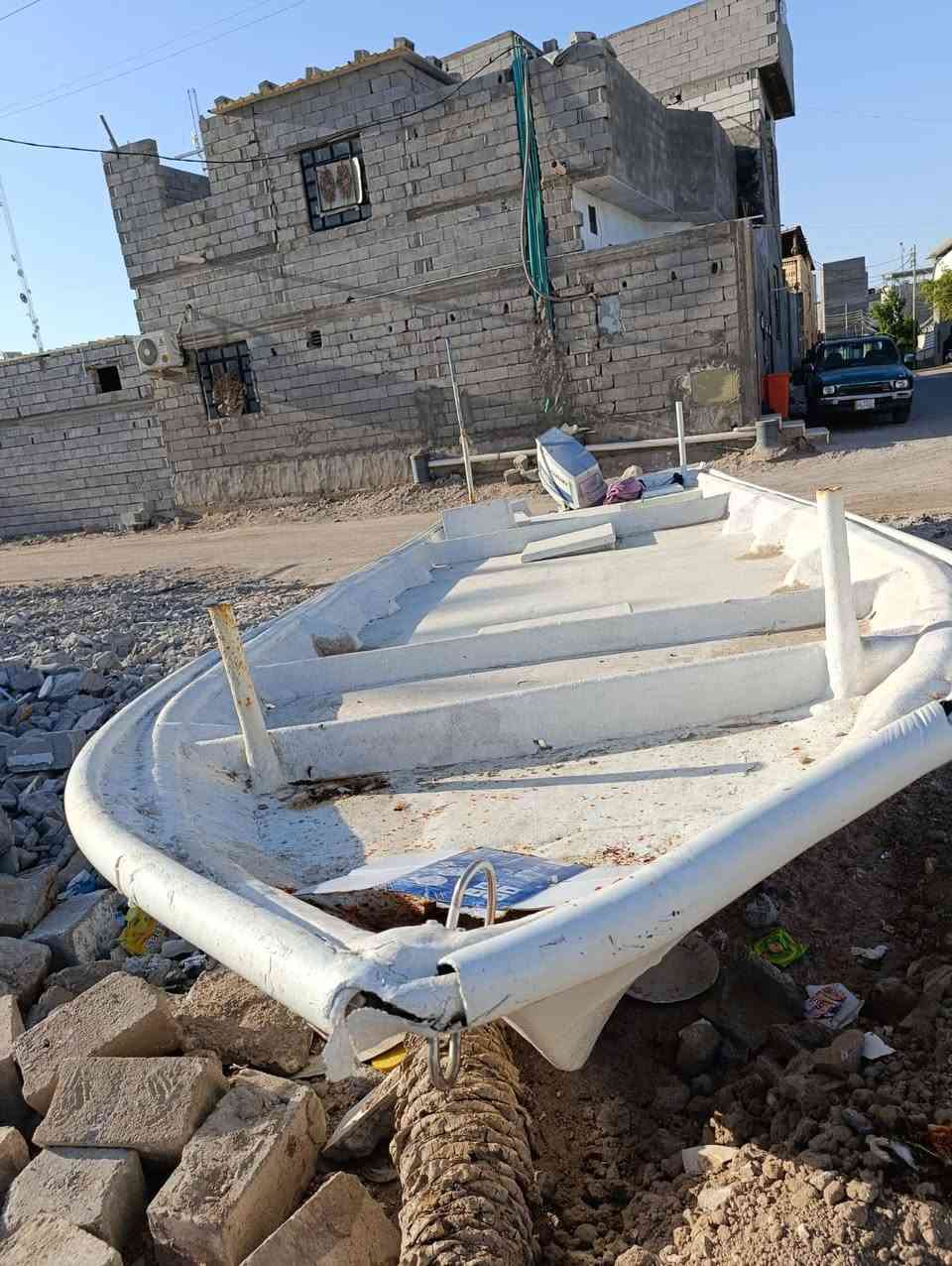 السلام عليكم للبيع زورق نوع ايراني 7 متر + مكينه سوزوكي 115 جديده ما مفتوح بيها برقي وشرط الفحص مكاني بصره ابو الخصيب للاستفسار على رقم صاحب الزورق ***********
