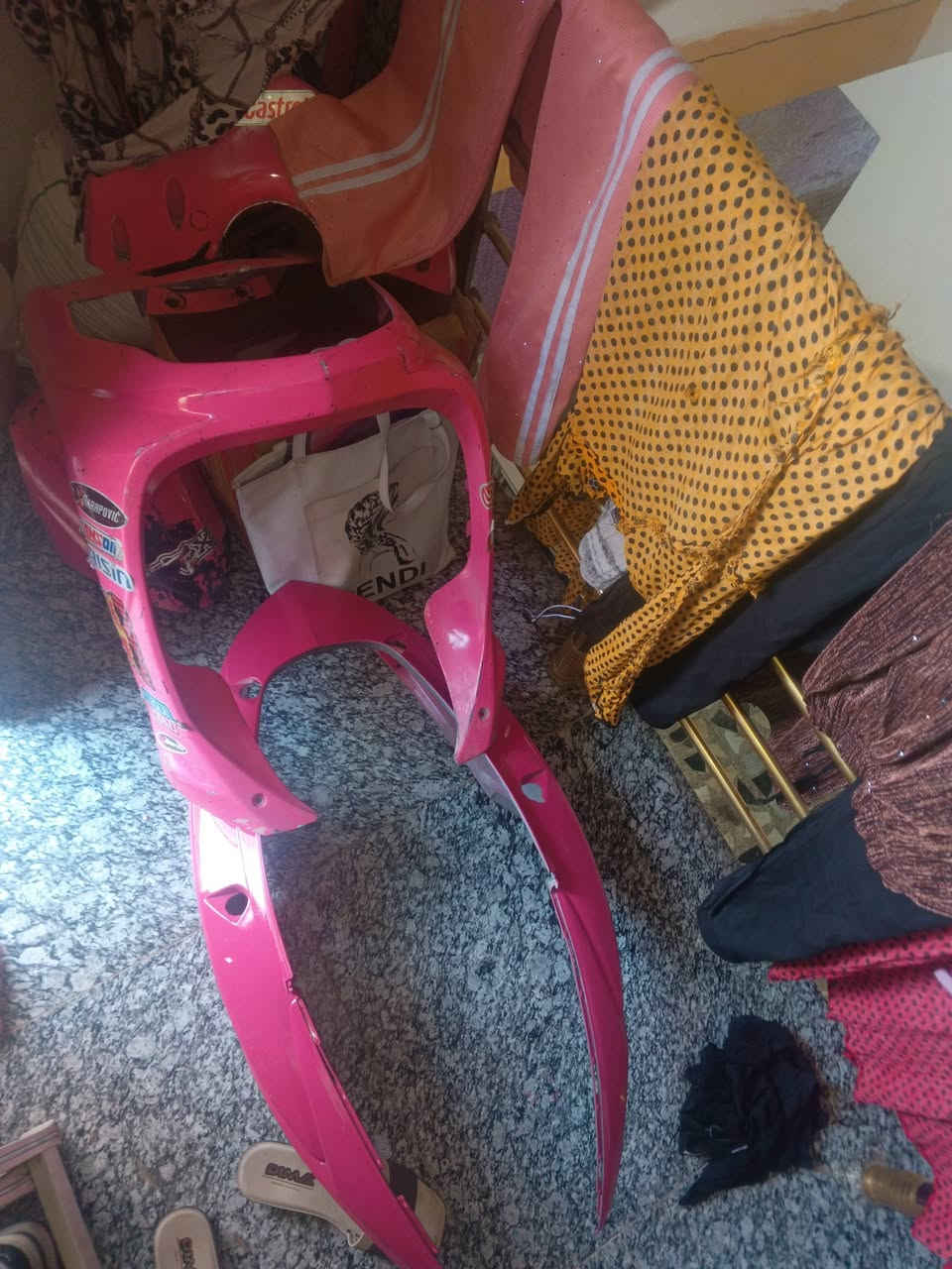 السلام عليكم غراض للبيع شاصي فحل كامل هوه وضفيرته نوزل وحواضن موجوده وعندي تخم كفر هم فحل وردي وخراض ابل صوره ضفاير 2 نوزل وجويتر وعقول 3 وبوشه ماكس اصليه وقباقه كلجات مقفله دشبول سكنس وكلجات سكنس وهم عندي بعد غراض خابرني وبخدمتك واتساب *********** بغداد بلديات
