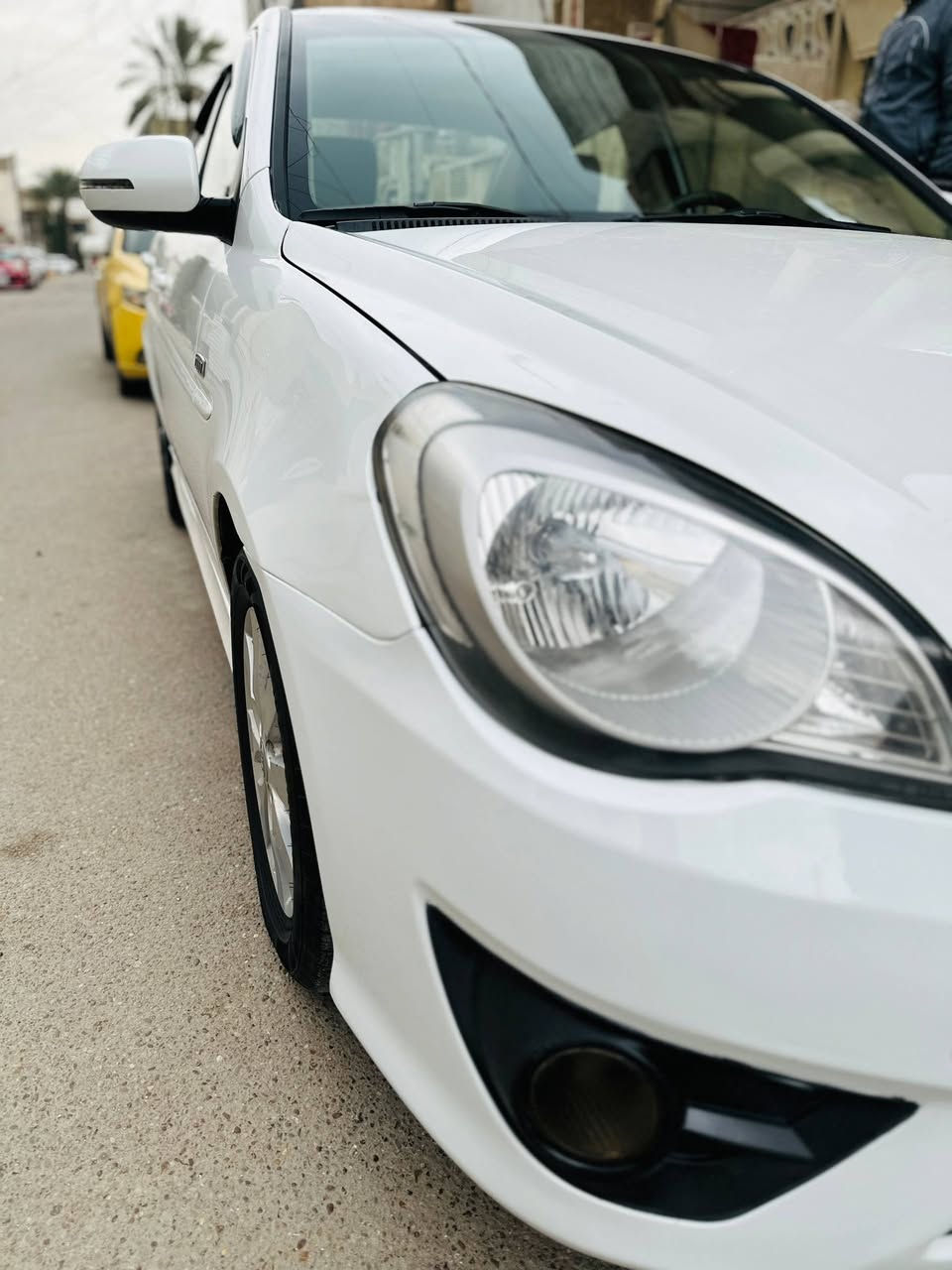 السلام عليكم
اكسنت 2011 خليجي 
محرك 1600 دوش 
كير اوتوماتك رقمها بغداد 
محرك كير تبريد كهربائيات شغاله صدرها حلو 
بيها بنيد صبغ بدون دواخل بدون شواصي بدون لغود 
السعر 97 وبيها مجال جدا بسيط
***********
مكاني بغداد
