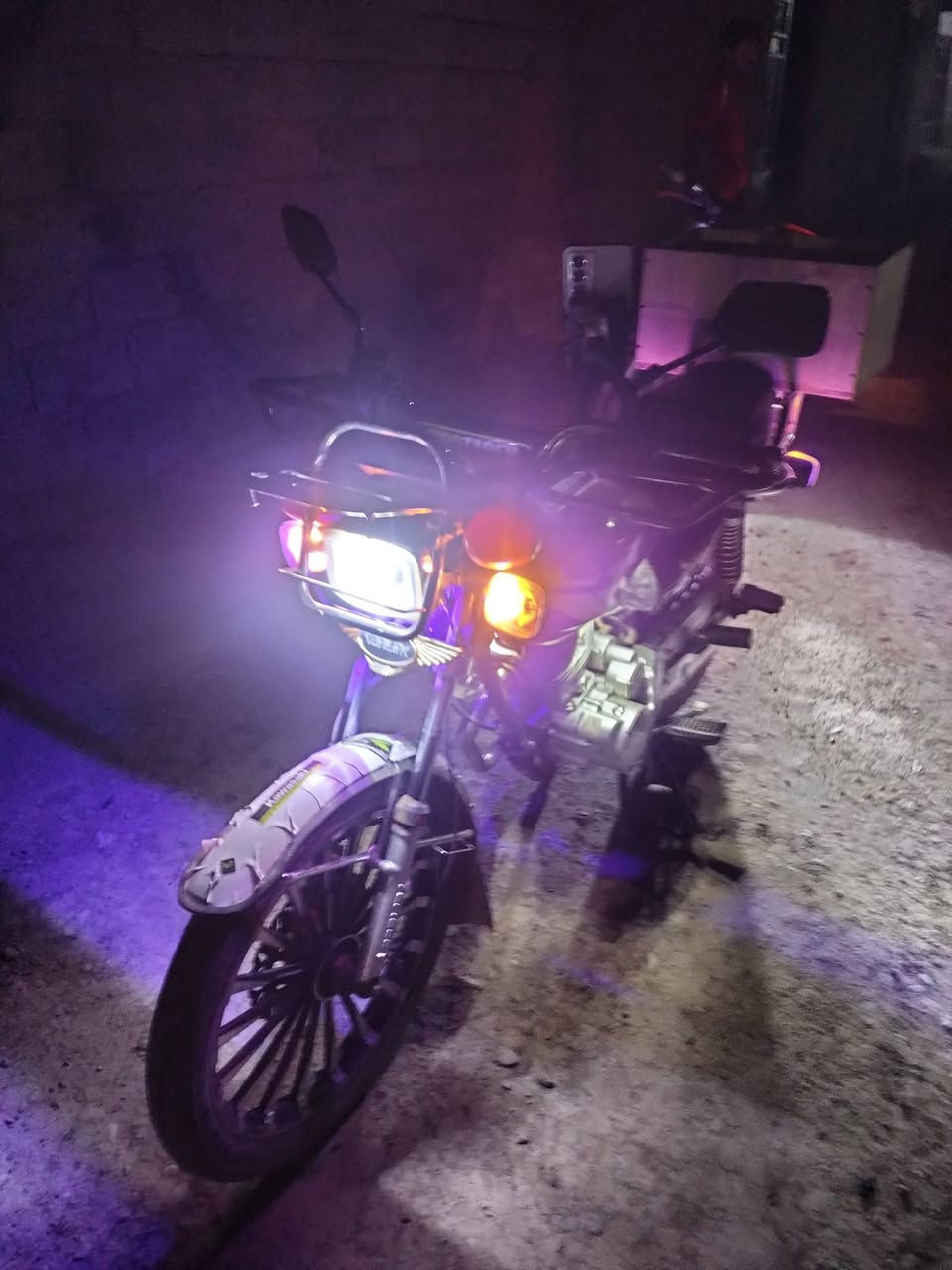 السلام عليكم موتور للبيع موديل 24 نهايه ال 24 السعر 750 وبي مجال للطيبين مكينه 200 ديالى الخالص اتصال على الرقم ***********
