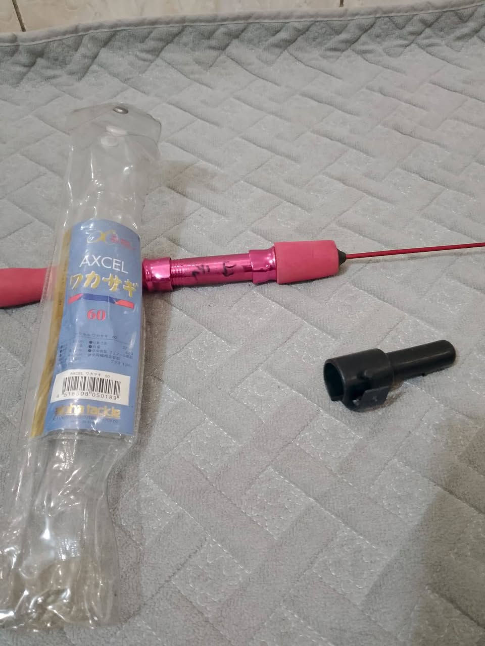 ✓✓✓السعر القطعه ١٠ آلاف ✓✓✓ الزوج ١٥ ألف ✓✓✓
تحفه جميلة 😍💓
​1. الاسم 
​تُعرف هذه القصبة باسم "قصبة واكاساجي" (Wakasagi Rod). وهي مصممة خصيصاً لنوع من الصيد الدقيق جداً يسمى صيد سمك "الواكاساجي" (وهو سمك صغير يشبه السردين)، وغالباً ما يُمارس هذا الصيد في البحيرات أو من خلال فتحات في الجليد. تتميز بكونها قصيرة جداً وحساسة للغاية لتشعر بأقل نقرة من السمك الصغير.
​2. 🇯🇵🏯🎎🎣
​الصنع: مُصممة من قبل شركة Alpha Tackle في طوكيو، اليابان، ولكن تم تجميعها أو تصنيعها في الصين (Made in China) كما هو مكتوب في أسفل الملصق.
​الطول: طولها الكلي 60 سم فقط (0.6 متر).
​طول القصبة وهي مغلقة: 27 سم.
​الوزن: خفيفة جداً، حيث تزن 62 غراماً.
​المادة: مصنوعة من الألياف الزجاجية (Glass Fiber 100%
~~~~~~~~~~~~~~~

✓✓✓السعر ١٠ آلاف ✓✓✓
​الاسم و​الماركة والموديل: Pro Striker PS303MC.
صيد مغلقة (تُعرف محلياً بمكينة "كبس" أو "ضغطة").
​ الصنع: كوريا🇰🇷🇰🇷
​الحجم: تعتبر من الأحجام الصغيرة إلى المتوسطة، مخصصة للصيد الخفيف.
​سعة الخيط:
​بالياردة: 8 lbs / 70 yds (أي تشيل خيط قوة 8 باوند لمسافة 70 ياردة تقريباً).
​بالملم: تشيل خيط قياس 0.27 ملم لمسافة 60 متر تقريباً.


**إذا كنت صاحب هذا الإعلان وتريد حذفه لأي سبب، رجاءا أرسل رسالة إلى الدعم الفني**