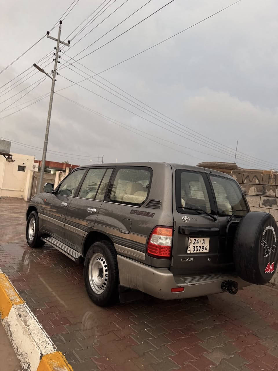 السلام عليكم 
للبيع لاندكروز قطري جديده 2002 محرك 
6 سلندر كير عادي فوريل تخم تاير رقم 
دهوك جديد مكفوله من ضربه وصبغ 
شراي يتصل مكان الرمادي 
***********@
