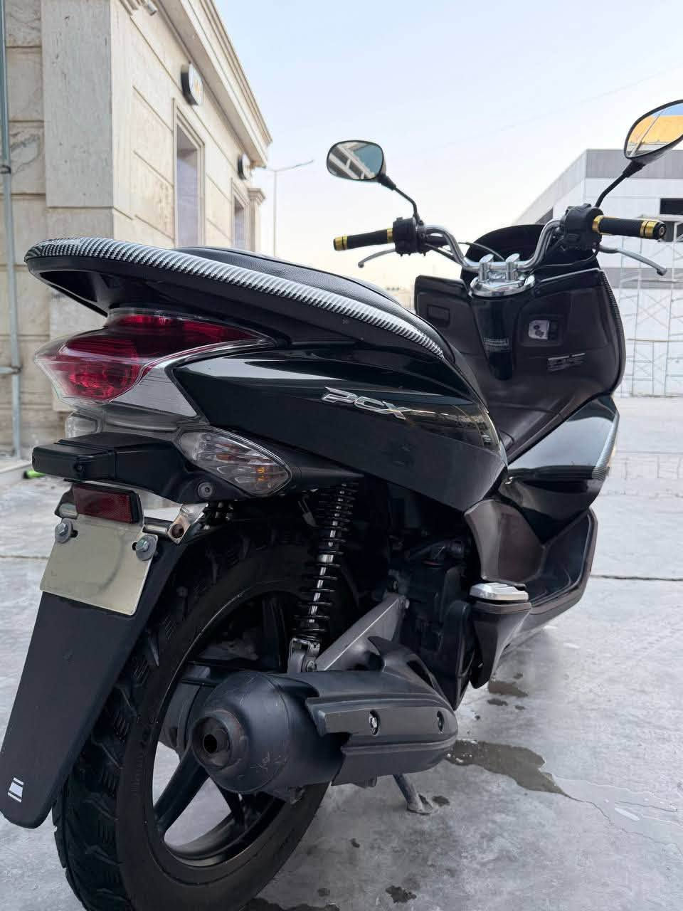 بي سي اكس (PCX) جيل أول ياباني بلاد للبيع 

اللون: أسود (Black).

🚫كفالة عامة من كلشي.

🚫شلعة ومعدل ومكينة ناعمة بشرط.

🚫دراجة ياباني أصلي ومكفولة.

🚫الكفرات بنظافة 90% وعليها بوليش ونانو وتغليف

🚫محرك بشرط النظافة والفحص.

🚫بانزين شرط محسن فقط.دهن أمزويل (Amsoil) الأصلي.

🚫استاند صفح كهربائي شغال.

🚫زوج تايرات جدد توني شادهن.

🚫ما بيها أي نقص، ولا دينار ذب عليها.

🚫صدر ونفخة مكفولة، لا رفة ولا خلل بالستيرن

🚫تبريد ماء وراديتر.

🚫غراضها كلها بلاد وما ملعوب بيها.مال جناي، 

🚫مال بيت ومو مال تعب 

شراي تعال وافحص وين ما يعجبك وعند أي فيتر.

للتواصل:الرقم: *********** (اتصال أو واتساب)
العنوان: الكوت
