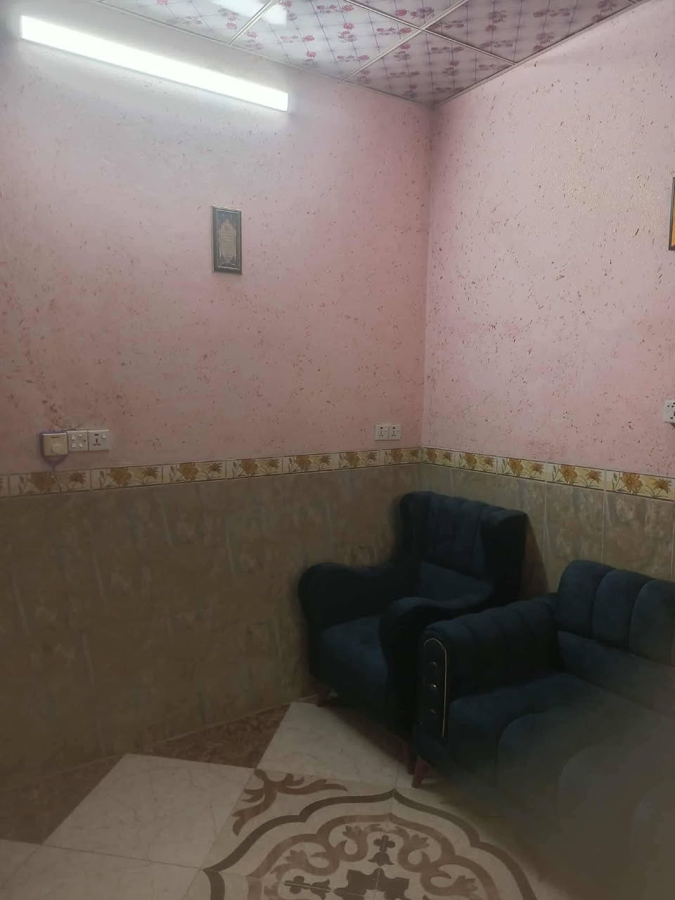 من رخصت الادمن بيت للبيع حي الامين  خلف محطة الشموس شارع العيساوي ٨٠متر عن الشارع طريق الزوار الحسين عليه السلام  للسيراميك الفرع الثاني شارع   كافة الخدمات كهرباء ماي مجاري تبليط باب  مساحته 135متر طابقين كونكريت مسلح بناءب2016 محتويات البيت طارمه وبراني وصاله ومطبخ حار بارد ارضيه بورسالين جداري سيراميك سقوف ثانويه حمام  اما الطابق الثاني غرفتين 3×4 والغرف الثانيه 4×4 وصاله جبيره حمام اللسطح شتايكر جديد للعلم ينباع مع البيت سبلت 2طن و8مراوح و كيزر حجم كبير توني شده الثقلين السعر(٧٠)مليون بي مجال للشراي حي الامين اول خلف محطة الشموس شارع العيساوي للبورسلين والسيراميك الفرع الثاني مقرنص  فقط استفسار عل خاص او الرقم*********** يا رزاق يافتاح
