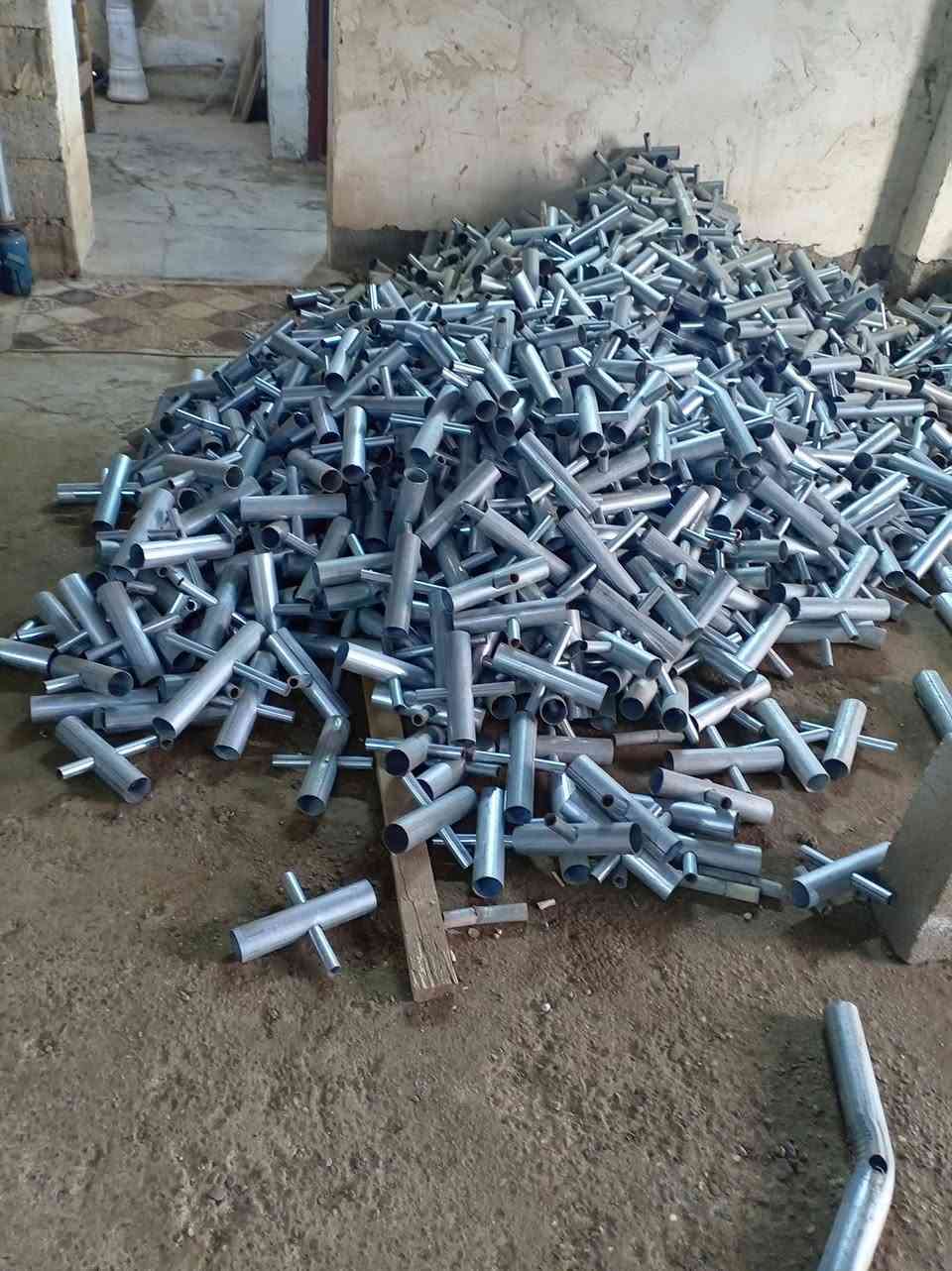 السلام عليكم...
للبيع ........... 
متوفر جميع الابيات الزجاجيه للبيع لبناني 22 قوس العرض 9 الطول 52  الحديده اثنين ملم  ويوجد توصيل مو موجود كادر عمل 
***********
