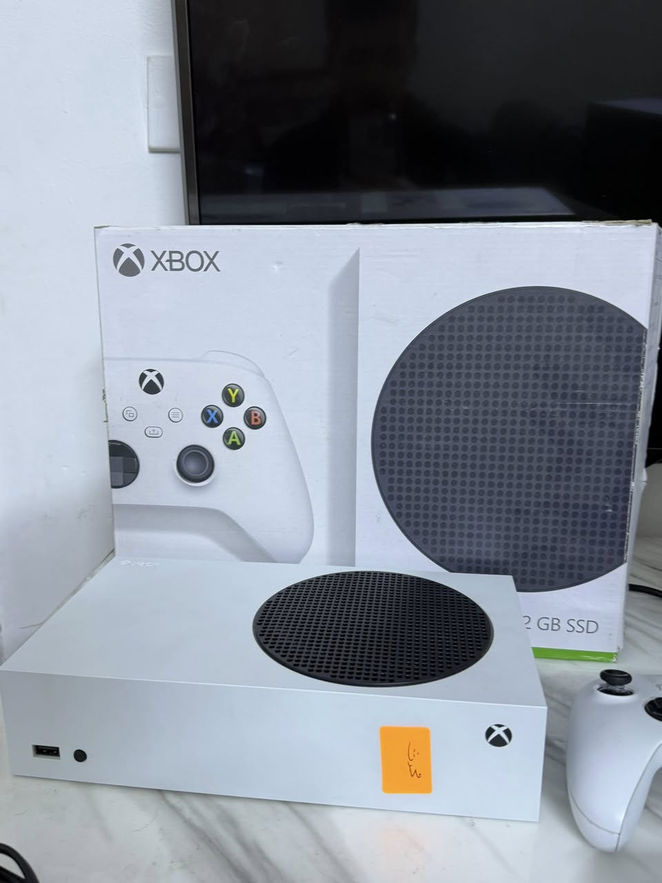 السلام عليكم اكس بوكس سيريس اس اخو الجديد نضافه 100/100 مع يوبيس 850 مستخدم شهر مع اليده الاصليه و الثانيه السوده كامل ملحقات السعر 375الف مكاني بغداد 
***********
