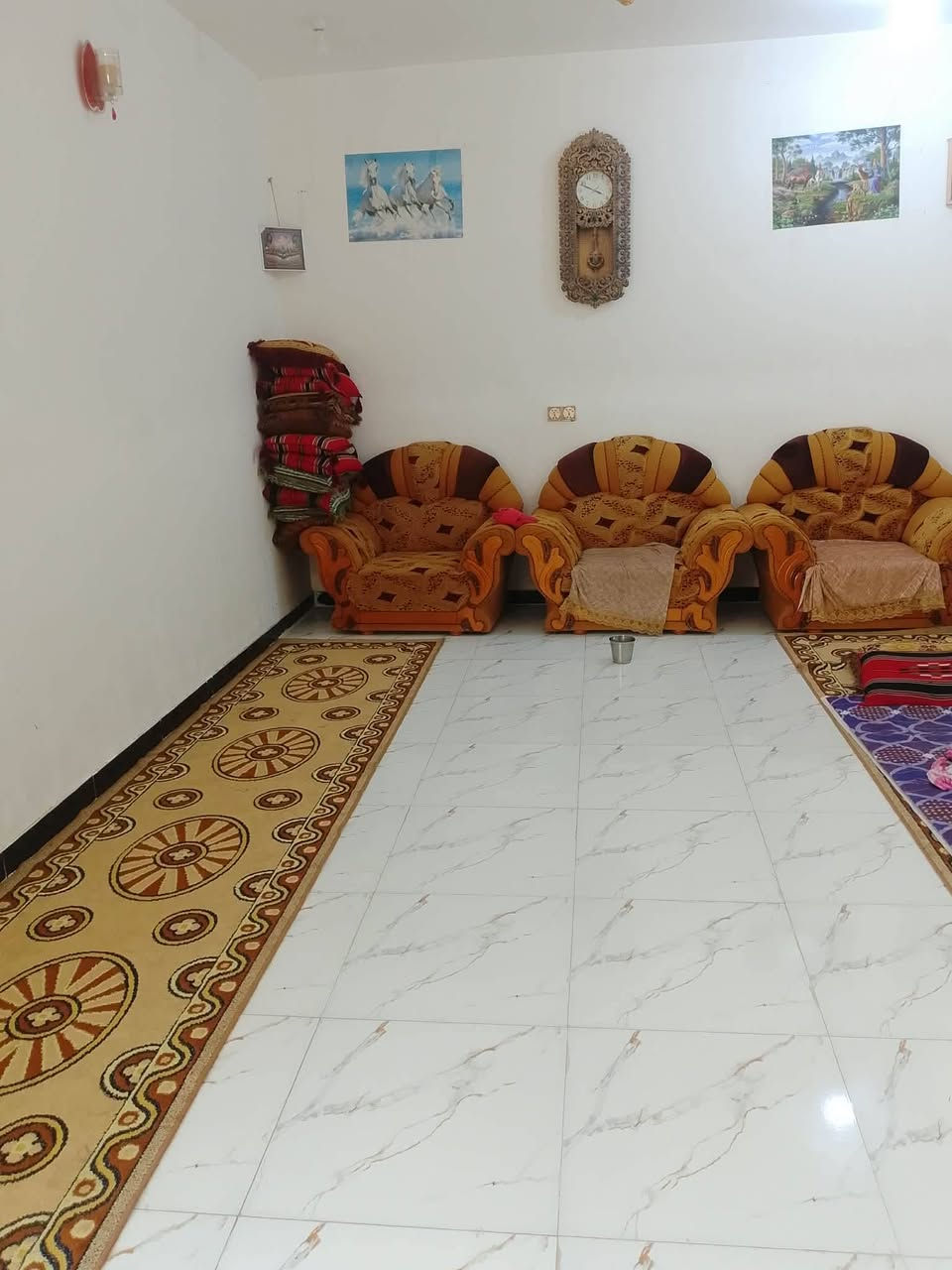 السلام عليكم بيت للبيع مساحه ميتين متر البيت بناء بلوك بتلو طابوك سكف صب يتكون غرفة نوم ٥في ٤ صاله ٧في ٤ مطبخ اربعه في ٤ استقبال ٨في ٤ المكان حي الجوادين شارع البدير استفسار أكثر اتصل ***********
